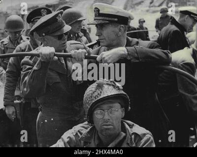 General Eisenhower und American Service Chiefs besuchen Beachheads -- General Eisenhower und Admiral King an Bord einer LUKW während ihrer Tour durch die französischen Beachheads. Sie wurden von General Arnold und General Marshall begleitet. 13. Juni 1944. (Foto von Plant News Ltd.). Stockfoto