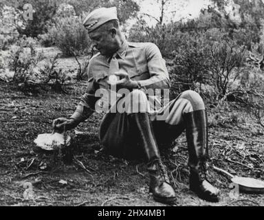 Chow Time for General Eisenhower -- General Dwight D. Eisenhower, Oberbefehlshaber des Afrikanischen Theaters hält während einer Inspektionstour in Tunesien für Mittagsschlaf am Straßenrand an. Das Menü ist warm und heiß. Es wurde warm gehalten, indem es neben dem Verteiler des Generals Autos unterwegs gepackt wurde. 26.Mai 1943. (Foto vom offiziellen Foto der US-Armee). Stockfoto