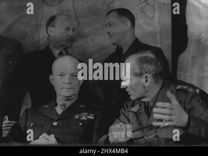 Das Oberkommando der Alliierten auf der Konferenz - erste Bilder -- General Dwight D. Eisenhower, Oberkommandant, hört zu, während General Sir Bernard Montgomery, C-in-C, British Group of Armies, auf der Konferenz einen Punkt anführt. Dahinter stehen Admiral Sir Bertram Ramsay, Allied Naval Commander (links) und Air Chief Marshall Sir Trafford Leigh Mallory, Air C.-in-C. Zum ersten Mal wurde das Oberkommando der Alliierten auf einer Konferenz in ihrem Hauptquartier fotografiert. 1. Februar 1944. Stockfoto