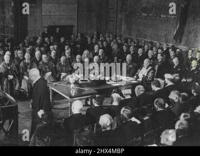 General Eisenhower erhält die Freiheit der City of London -- General Eisenhower sitzt mit dem Oberbürgermeister Sir Frank Alexander am Bürgertisch, auf dem das City Sword liegt, während der amtierende City Chamberlain seine Adresse spricht, Der Oberste alliierte Kommandant sollte ein Ehrenschwert der Hände des Oberbürgermeisters annehmen.der Armeegeneral Dwight D. Eisenhower fuhr durch jubelnde Massen in die Guildhall, wo er die Freiheit der City of London erhielt. Der Oberste alliierte Kommandant war danach Ehrengast bei einem Mittagessen im Herrenhaus, an dem der Premierminister teilnahm Stockfoto