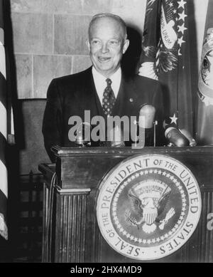 Eisenhower auf religiösem Programm -- Präsident Eisenhower steht hinter einem Schreibtisch mit dem Präsidentensiegel, als er eine Botschaft aufzeichnet, die heute von Radio und Fernsehen in einem religiösen Programm, das von der American Legion gesponsert wird, gesendet wird. Die Rolle des Präsidenten in der Sendung „Zurück zu Gott“ wurde am Freitag im Weißen Haus gefilmt. 01. Februar 1953. (Foto von AP Wirephoto). Stockfoto