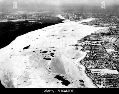 Schwere Eisschollen machen N.Y. Harbour Zu Einer Studie in Schwarz-Weiß-Luftansicht der New York Bay, die nach Norden schaut - was zeigt, wie die schweren Eisschollen den Wasserverkehr verwüsten. Bay Ridge und South Brooklyn, sind unten rechts dargestellt - mit Brooklyn oben und den Türmen von Manhattan in der oberen Mitte. Die Küste von Jersey, mit der Freiheitsstatue im offenen Wasser, ist links oben zu sehen. 2.Mai 1936. (Foto von Wide World Photos). Stockfoto