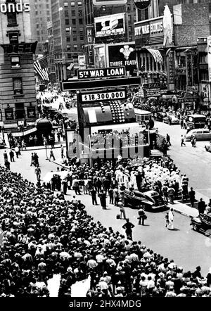 Riesiges Fallregister zeichnet Anleihekäufe bei neuem US-Kriegskreditantrieb auf -- Tausende Jam Times Square im Herzen von New York City beobachten einen riesigen Kassenrekord der Tag der Anleihen im 5. US-Krieg-Darlehen'die US-Streitkräfte zu sichern, warteten die New Yorker nicht bis zur offiziellen Eröffnung des Drive, Aber am Tag zuvor machte erste Einkäufe in Höhe von 18.300.000 US-Dollar, die Summe auf der Kasse angezeigt. Die Fahrt durch die ganze Nation wurde am 12. Juni 1944 offiziell eröffnet, als Präsident Franklin D. Roosevelt in einer landesweiten Ansprache aus Washington, der US-Hauptstadt, sagte: „Wir müssen c Stockfoto