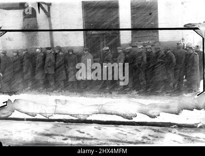 Breadlines in Driving Storm -- New York Brealines wie auf diesem Foto zu sehen, mit hungrigen Männern, die in der Kälte zitterten, säumten die Bürgersteige vor verschiedenen Missionshäusern in dieser reichsten Stadt der Welt. Arbeitslose, die aus anderen Zentren des Landes hierher kommen, werden nur solche finden, die so unglücklich sind wie sie selbst, ohne Nahrung und Unterkunft, auf der Suche nach Arbeit. Der, der ein paar Essensbisse im Madonna-Haus, Cherry St., antizipierte, stand heute stundenlang online, ohne sich des Blinding Schneesturms bewusst zu sein. 3. September 1928. (Foto von International Newsreel Ph Stockfoto