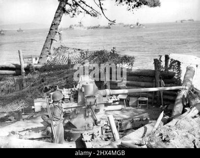 Erbeutete deutsche Waffe an der Südfrankreich-Küste -- alliierte Invasionstruppen in Südfrankreich erbeuteten diese deutsche Waffeneinbringung intakt. Im Hintergrund sind alliierte Schiffe zu sehen. 22. August 1944. (Foto von Associated Press Photo). Stockfoto