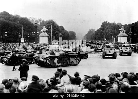 Die große Parade in Paris - wie jedes Jahr fand auch auf ***** Zeit Nationalfeiertag (14,7.) Eine große Militärparade stattdessen. Anscheinend gesucht ***** Verleihen Sie der Regierung in diesem Jahr einen besonders beeindruckenden Charakter, um den Menschen zu zeigen, dass die Milliarden für ***** Gefunden auch in Gebrauch, und die zu den Ausländern, die jetzt in die Weltausstellung in Paris kommen, um einen moil gewachsten starken Eindruck von der Militärmacht zu hinterlassen ***** . 30. August 1937. (Foto von Atlantic Photo). Stockfoto