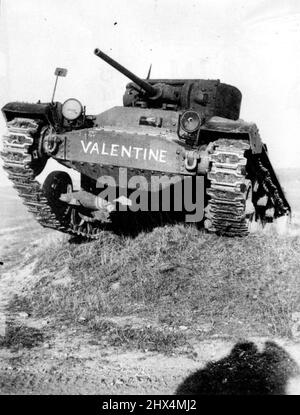 Britians neueste Tanks in Aktion: Mark III 'Valentines' -- Ein 'Valentine Vormarsch über raues Land mit Geschwindigkeit Fo. In diesem Bild ist einer der neuesten Panzer der Briten - schnell fahrende - gut bewaffnete Fahrzeuge - während einer Regent-Übung in Aktion zu sehen. Diese mächtigen Panzer, die jetzt in immer größerer Zahl produziert werden, werden von Besatzungen bemannt, auf die man sich verlassen kann, um sie mit dem gleichen unbeugsamen Geist ihrer Waffenbrüder in der britischen Marine zu bekämpfen. 8. August 1941.(Foto von British Official Photograph). Stockfoto