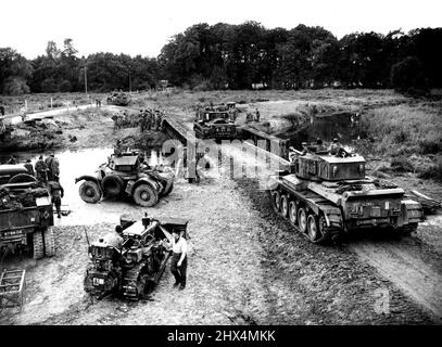 Übung 'London Pride' -- Kometenpanzer passieren einen Brückenkopf, der über den Avon geworfen wird, um auf den 'Feind' vorzustoßen. Die 56 (London) Armoured Division (TA) führt auf der Salisbury Plain eine Teilübung mit 12.000 Mann und 4.000 Fahrzeugen durch. 08. September 1954. Stockfoto