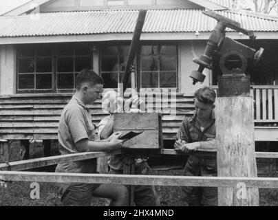 Der verstorbene Inigo Jones bei der Arbeit mit Helfern am Crahamhurst Observatory, Queensland. 09. Februar 1952. Stockfoto