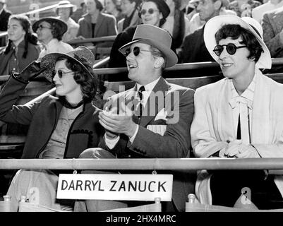 Jeanette MacDonald, Gene Raymond und die Publizistin Helen Ferguson ziehen eine dunkle Brille an und nehmen die Zanuck-Box mit, um bei den Rennen nach einem Foto-Finish zu suchen. 4. Juni 1940. (Foto von Wide World Photos). Stockfoto