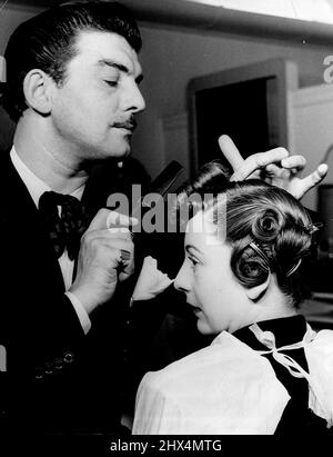 Raymond - weltberühmter „Coytem“, der Wzardry in den Fingern bei der Arbeit in seinem May Fair Salon hat. 09. Januar 1950. Stockfoto