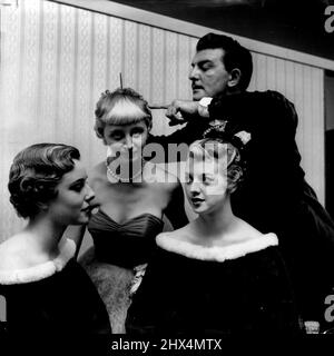 Raymond stellt den getuschelten Look vor. Claudette (links) hat magentafarbene Streifen, Daphne hat den dreieckigen Rand des Teddy-Girl-Stils und Jean (rechts) einen blonden Glanz. 29. Dezember 1954. Stockfoto