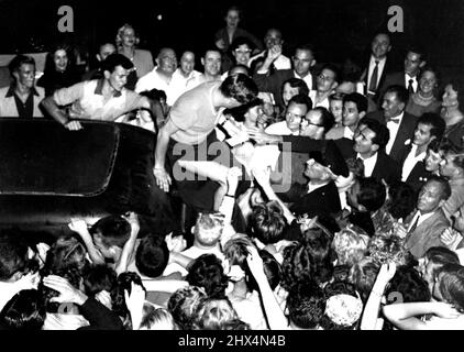 Zu Johnnie Rays Ankunft in Syd. Flughafen. 01. März 1955. Stockfoto