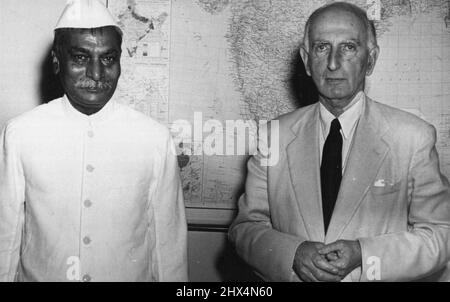 Die Marquess of Reading, Parlamentarischer Staatssekretär für auswärtige Angelegenheiten des Vereinigten Königreichs, fotografiert mit Dr. Rajendra Prasad, als er den Präsidenten am 1. April in Rashtrapati Bhavan, Neu-Delhi, aufrief. 02. April 1952. Stockfoto