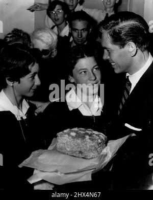 Johnny Ray -- John erhielt einen Kuchen von zwei jungen tauben Kindern während seines Besuchs in der Gehörlosen Dummen & Blinden SOC Schule in der Stadt Rd Broadway. Sie wussten, dass er kommen würde, und so backten sie ihm einen Kuchen. L zu r Diana Burden & Sandra Buffer der Schleppjunge Schulschüler kocht.. Und Johnny Ray. 16. März 1955. (Foto von Gordon Herbert Short/Fairfax Media). Stockfoto