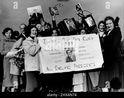 Johnny Ray-Fans warten geduldig am Londoner Flughafen -- Eine Gruppe von 1955 Mitgliedern des Johnny Ray-Fanclubs, hält den Fotografen ihres Idols in die Hand und wartet geduldig am Londoner Flughafen auf seine Ankunft heute. Johnny Ray, der berühmte amerikanische Crooner, kam heute Nachmittag am Londoner Flughafen an. Achtzehn Präsidenten des Johnnie Ray Fanclubs waren dort, um ihn am Flughafen zu treffen und sie werden mit ihm zu einer spritzig-Limonade ins Dorchester Hotel zurückkehren. 31. März 1955. (Foto von Fox Photos). Stockfoto