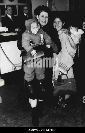 Rebecca, das Eskimo Girl kommt -- Mrs. John Turner mit June, und Rebecca mit Baby Barbara, Eskimo-Mode auf dem Rücken, Foto auf kam in Northolt an. Rebecca, die 15-jährige Eskimo-Tochter, kam heute am Flugplatz Northolt an, nachdem sie 5.700 Meilen von Baffin Land, 400 Meilen innerhalb des Polarkreises, geflogen war, wo sie von einem Missionar, Kanon John Turner, aufgezogen wurde. Canon Turner schoss sich zufällig auf einer Robbenjagd-Expedition, und seine Witwe, Joan Turner, 31 Jahre alt, hat Rebecca als Dienstmädchen und Krankenschwester zu ihren zwei Babys, die im Juni im Alter von 2½ und Barbara 15 Monate alt sind, nach Hause gebracht. Dezember 18, Stockfoto