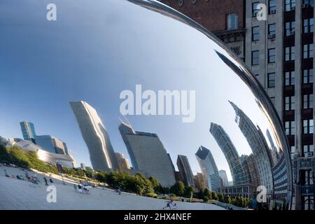 REFLEXIONEN IN WOLKENTOR-SKULPTUR (©ANISH KAPOOR 2004) MILLENNIUM PARK UND DOWNTOWN SKYLINE CHICAGO ILLINOIS USA Stockfoto