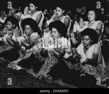 Berühmt für seine Anmut und rhythmische Bewegungen, der Vakamalolo, ein Action-Song, ist einer der traditionellen Tänze von Fidschi Mädchen durchgeführt, begleitet von einem "Orchester" von gemischten Stimmen Razzia eine Reihe von Perkussionsinstrumenten wie native Trommeln, erzählt der Tanz in Gesten, die Geschichte von einem Ereignis, Uralt oder modern, die in Fidschi stattgefunden hat. 1. Dezember 1953. Stockfoto