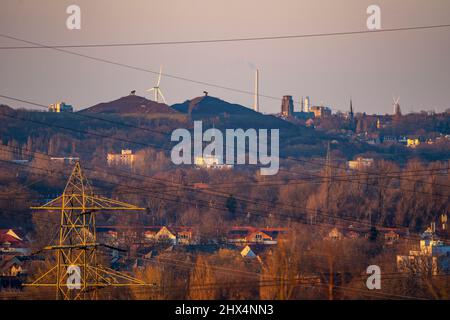 Blick auf den Rungenberg-Schlackenhaufen im Landkreis Buer, Lichtinstallation Nachtschild, Hochspannungsmasten, Gelsenkirchen, NRW, Deutschland, Europa. Stockfoto