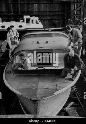 'Britannia's' Royal Barge wird zur Krönung vorbereitet Rückblick: Handwerker arbeiten auf der Royal Barge in Portsmouth Dockyard die Royal Barge für die neue Royal Yacht Britannia (die vor kurzem von der Queen auf Clydeside gestartet wurde) wird jetzt auf der Portsmouth Dockyard vorbereitet. Die Barge, die 1938 von einem Portsmouth-Film gebaut wurde, wird von einer Gruppe erfahrener Handwerker im großen Bootshaus des Dockyards ausgezogen, neu bemalt und neu vergoldet. Bevor die Barge sich der Britannia „anschließt“, wird sie bei H.M.S. anwesend sein Surprise (das von der Königin und dem Herzog von Edinburgh verwendete Schiff) während der Coronati Stockfoto