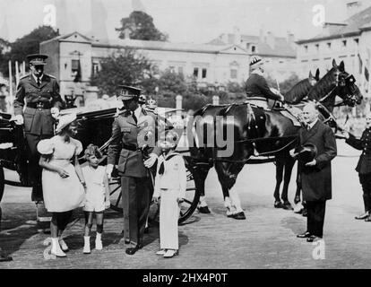 King Leopold Und Family Watch Parade -- König Leopold der Belgier plaudert mit seinen Kindern, Prinzessin Josephine Charlotte, Prinz Albert von Lüttich und Kronprinz Baudouin, als sie bei der Ankunft am Place Poelar in Brüssel aus dem Wagen stiegen, um die große Parade im Zusammenhang mit dem Nationalfest in Belgien miterleben zu können. Prinz Charles, Bruder des Königs, wird gesehen, wie er aus dem Wagen aussteigen kann. 23. Juli 1938. (Foto von Keystone). Stockfoto