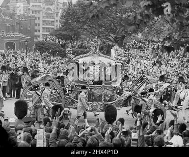 Die Krönung - die Königin im Krönungswagen am St. James Palast vorbei. London war eine Stadt voller Menschenmengen und Prunk für die Krönung von Königin Elizabeth II. Heute. 02. Juni 1953. (Foto von Associated Newspapers). Stockfoto