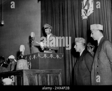 Afghanen behaupten Pakistan-Territorium - König Zahir Shaw spricht zur Eröffnungssitzung der Großen Versammlung. Zweiter von rechts ist Prinz Mohammed Daud, Premierminister und starker Mann von Afghanistan. Rechts steht der stellvertretende Ministerpräsident Mohammed Naim, der auch Außenminister ist. Beide sind Mitglieder der königlichen Familie. König Zahir Shaw regiert Afghanistan seit der Attentat auf seinen Vater im Jahr 1933. Die nur bei wichtigen Gelegenheiten tagte „große Versammlung“ Afghanistans (Loe Jirgeh) wurde am 13. November von König Zahir Shaw in Kabul einberufen, um über den Plan zu diskutieren, ein Stück Territorium aus Pakistan zu beanspruchen. Die l Stockfoto