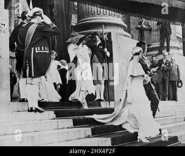 König und Königin der Belgier Drittes Kind getauft - König Leopold und Königin Asturd verlassen die Kirche, gefolgt von der Dauager Königin, die das königliche Baby hält, dahinter steht Prinzessin Josephine, das älteste Kind.die feierliche Taufe von Albert Prinz von Lüttich, Der König und die Königin des dritten Kindes der Belgier, wurde gestern am 29. Juni in der Kirche St. Jacques-sur-Caudenberg in Brüssel aufgeführt, die in der königlichen Pfarrei steht. Die Zeremonie war daher eine von Prunk und Umstand, der königliche Galabus, gezogen von sechs Pferden, und ging von Ausreitern und einer Kavallerie Eskorte, verwendet. T Stockfoto