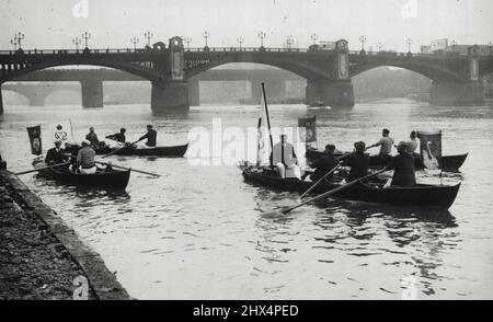 Swan Upping auf der Themse -- die "Swan Upers"-Boote starten heute Morgen von der Southwark Bridge, London.das jährliche Swan Upping auf der Themse fand heute statt. Das Eigentum der Schwäne, die das Wasser der Themse zieren, wird zwischen dem König und zwei Stadtverlegenheitsgesellschaften geteilt - den Winzern und den Dyers, und von einer frühen Zeit an war es der Brauch, dass jeder Besitzer Vögel deutlich gekennzeichnet werden sollte. Heutzutage gilt es als unnötig, die Schwäne des Königs zu markieren, aber der Verlust der Winzer und Dyers' Firmen werden markiert, jedes Jahr, die Schwanenmarkierungen der drei Besitzer machen einen jo Stockfoto