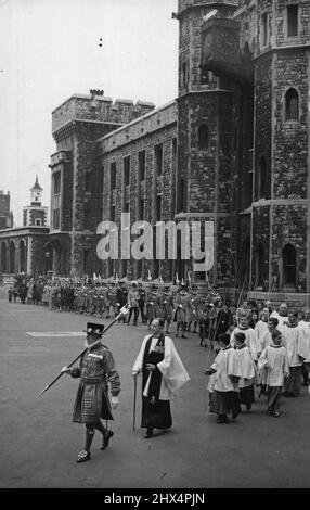 Die Prozession verlässt den Turm unter der Führung des Chief Warders. ***** Der alte Brauch, die Grenzen zu überschreiten, fand erneut am Tower of London statt. Diese alte Zeremonie geht zurück auf angelsächsische Tage, als Karten sehr selten waren, Und es war einmal im Jahr üblich, um die Grenzen jeder Pfarrei zu marschieren.die Schläge der Grenzsteine wurden von Jungen durchgeführt, um sicherzustellen, dass die Erinnerung an jede Position so lange wie möglich überlebte.die Zeremonie findet jetzt alle drei Jahre statt.Chorknaben aus der Königlichen Kapelle von St. Peter an Vinvula, tragen lange Weidenstäbe und werden in Prozession vom Ye geführt Stockfoto