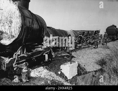 Das Wrack des Ölzuges des Kriegsministeriums, der von Terroristen in El Kap sechs Meilen nördlich von Kantara 25 Meilen nördlich von Ismailia auf der Hauptstrecke Suez-Port Said gesprengt wurde. 18. Februar 1952. (Foto von Daily Mail Contract Picture). Stockfoto