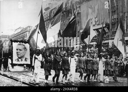 Yugoslawen demonstrieren in Prag - yugoslawen-Kontingent nimmt am großen Sokol-Festival in Prag Teil und marschiert mit einem riesigen Porträt des Marschalls Tito durch die Stadt. 11. Juli 1948. (Foto von Sports & General Press Agency Limited). Stockfoto