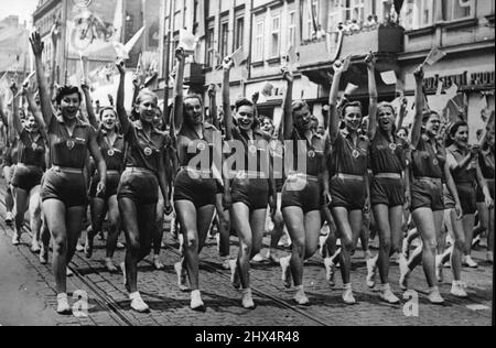 Nationale Spartakiade in Prag eröffnet - Mädchen Athleten marschieren die riesige Prozession durch die Straßen von Prag zur Eröffnung des Festivals. Viele Tausende von Athleten aus allen Teilen der Tschechoslowakei nehmen jetzt an den ersten nationalen Spartakiaden Teil, die im großen Strahov-Stadion in Prag eröffnet wurden. 29. Juni 1955. (Foto von Sports & General Press Agency Limited). Stockfoto