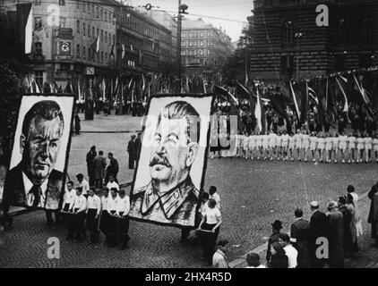 Parade zum 1. Mai in Prag - riesige Porträts von Präsident Gottwald, die bei der Parade zum 1. Mai durch die Straßen von Prag, Tschechoslowakei, Seite an Seite mit Stalin getragen werden. 3.Mai 1949. (Foto von Sports & General Press Agency Limited). Stockfoto