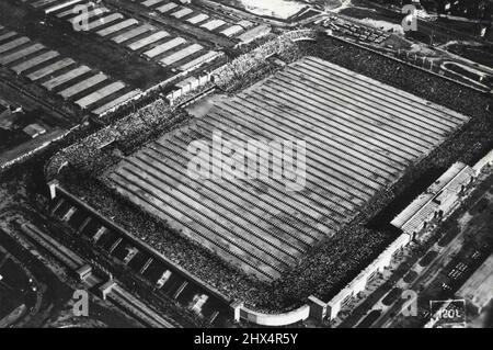 ***** Die Monate Juni und Juli, und sie werden von den Rundfunkanstalten übertragen werden. Dies ist eine Ansicht des 'Masaryk Stadions', wie man es von einem Flugzeug aus sieht. Hier werden die Festivals stattfinden. 20. August 1942. Stockfoto