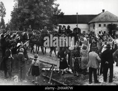 Erstes authentisches Bild der deutschen Truppen, die in das Sudetengebiet Nr. 1 einmarschieren. Fünf Kolonnen deutscher Truppen strömten über die Tschechische Grenze auf Einer 20 Meilen Front und stießen auf „kein Widerstand“. Deutsche Truppen betreten das erste Sudetengebiet in Waldhasual. Man beachte das Frontier ***** Auf dem Boden zur Seite geworfen. 2. Oktober 1938. (Foto: Sport & General Press Agency, Limited). Stockfoto