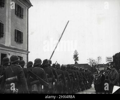Erstes authentisches Bild der deutschen Truppen, die in das Sudetengebiet Nr. 1 einmarschieren. Fünf Kolonnen deutscher Truppen strömten über die Tschechische Grenze auf Einer 20 Meilen Front und stießen auf „kein Widerstand“. Deutsche Truppen überqueren die angehobene Grenzlinie in Waldhäusl. 2. Oktober 1938. (Foto: Sport & General Press Agency, Limited). Stockfoto