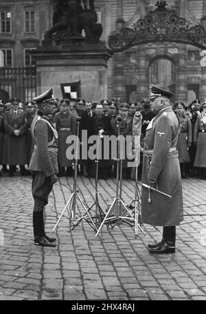 Freiherr von Neurath hat das Reichsprotektorat übernommen. Am 5.. April hat Freiherr von Neurath seine Verantwortung als Reichsprotektor für die Gebiete Böhmen und Mähren übernommen. T.P.s.: Der Oberbefehlshaber der deutschen Armee, Oberst-General von Brauchitsch (links), begrüßt auf der Burg den Reichsschutz, Freiherrn von Neurath (rechts). 11. September 1939. (Foto von Transatlantic Photo). Stockfoto