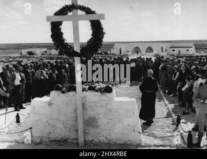 Deutsch-Italienischer Gedenktag in Alamein -- Ein deutscher Priester, der am Deutschen Gedenktag auf dem Deutsch-Italienischen Friedhof in Tel-el-Eyssa in Alamein amtet. Mitglieder der deutschen Kolonie in Ägypten stehen um ihn herum, während sie am Gottesdienst teilnehmen. 19. November 1952. Stockfoto