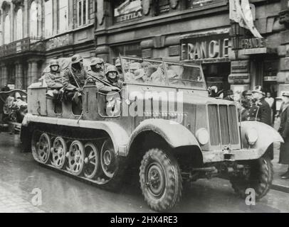 Deutsche Truppen Betreten Prag. Ein Lastwagen voller deutscher Truppen, der durch eine der Hauptstraßen in Prag fährt, um das Kommando über die Stadt zu übernehmen. 17. März 1939. (Foto von Keystone). Stockfoto