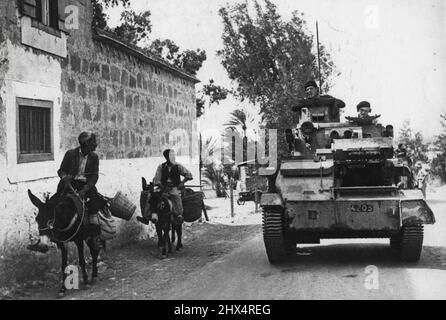 Fotos aus Zypern – Ein leichter Panzer eines australischen Kavallerieregiments, der durch ein Dorf auf der Insel geführt wird. 26. Juni 1941. (Foto von British Official Photograph). Stockfoto