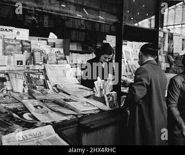 Gare Du Nord. Der Bücherstand auf der Plattform, auf der der Golden Arrow steht, hat weit mehr britische und amerikanische Zeitschriften und Zeitungen als französische. 01. Oktober 1948. (Foto von Pictorial Press). Stockfoto