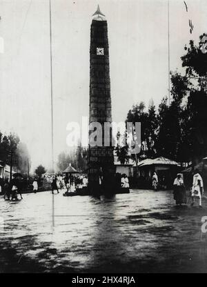 Szenen in der troubuious Abessinien.Ein neuer Uhrenturm für den Kaiser.eines der Beispiele der modernen Architektur in Addis Abeba, der Uhrenturm vor dem Kaiserpalast, der vor kurzem gebaut wurde.Abessinien, das Herz des alten äthiopischen Reiches, hat viele Beispiele moderner Architektur, vor allem in Addis Abeba, Wo der Kaiser wohnt. Durch die weiten Straßen der Stadt marschieren nun Truppen aus allen Ecken des Imperium als Antwort auf ihre Kontrollen fordern Männer auf, Frieden und Wohlstand gegen die drohende Invasion der Italiener zu bewahren, deren Truppen st sind Stockfoto