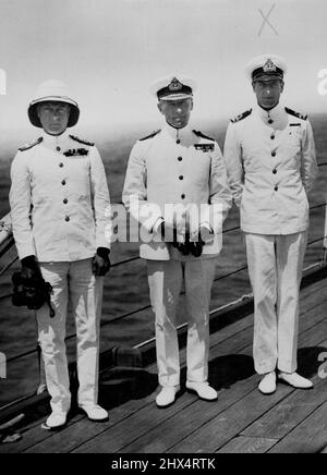 Cur Sailor Princes mit der Flotte -- The Price of Wales (links) und Princes George (rechts) mit Admiral Sir Ernle Chatfield, Oberbefehlshaber der Mediterraneen-Flotte, fotografierte H.M.S. „Queen Elizabeth“. 04. Oktober 1932. (Foto von Sport & General Press Agency Limited). Stockfoto