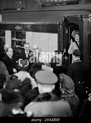 Die Königliche Tour – ein Abschied von der Königin, als sie heute Nachmittag (Freitag), gefolgt vom König, in den Königlichen Zug am Bahnhof Waterloo einsteigt. Der König und die Königin, begleitet von Prinzessin Elizabeth und Prinzessin Margaret, verließen London heute (Freitag) auf ihrer ersten Reise nach Südafrika. 31. Januar 1947. (Foto von Reuterphoto). Stockfoto