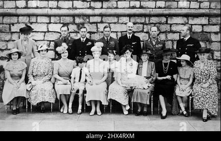 Taufe des Babys des Herzogs und der Herzogin von Kent - ein Foto, das bei der Taufe des jungen Prinzen George von Kent aufgenommen wurde. Zu der Gruppe gehören der König und die Königin, Königin Maria, Prinzessin Elisabeth und Prinzessin Margaret, der Herzog und die Herzogin von Kent und Kinder, König Haakon, der König der Hellenen, Prinz Bernhard und der Prinz und die Prinzessin von Norwegen. 05. August 1942. (Foto von London News Agency Photos Ltd.). Stockfoto