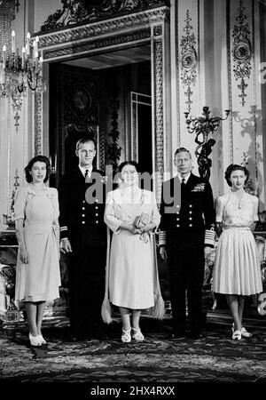 Die königliche Familie fotografiert am Buckingham Palace -- Ein neues Foto des Königs und der Königin, Prinzessin Elizabeth, Prinzessin Margaret und LT. Philip Mount Batten, deren Ehe mit Prinzessin Elizabeth findet in West Minister Abbey am 20.. November, 1947. 15. Oktober 1947. Stockfoto