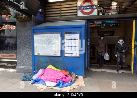 Ein obdachloser, rauer Schläfer, der am 7.. März 2022 vor der U-Bahnstation Leicester Square gesehen wurde. © Belinda Jiao jiao.bilin@gmail.com 07598931257 https://www. Stockfoto