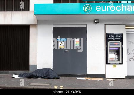 Ein obdachloser, rauer Schläfer am Leicester Square am 7.. März 2022 gesehen. © Belinda Jiao jiao.bilin@gmail.com 07598931257 https://www.belindajiao.com/ab Stockfoto